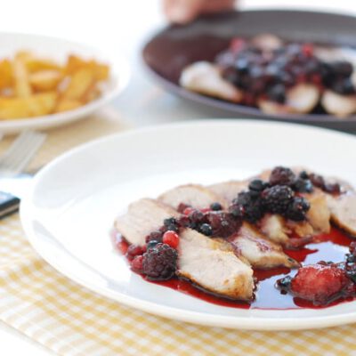 Secreto con salsa de frutos rojos