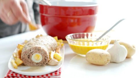 Rollo de carne rellena de huevos de codorniz y crema de zanahorias