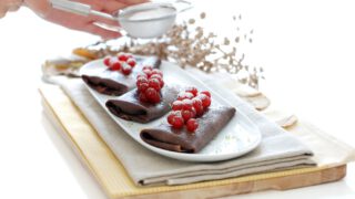 Crepês de chocolate rellenos de helado