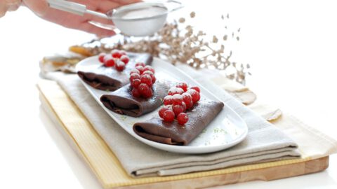 Crepês de chocolate rellenos de helado