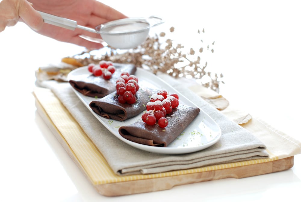 Crepês de chocolate rellenos de helado