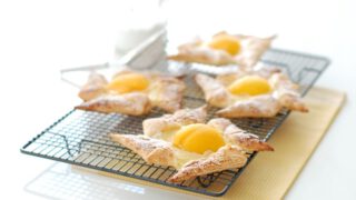 Molinillos de hojaldre con melocotón