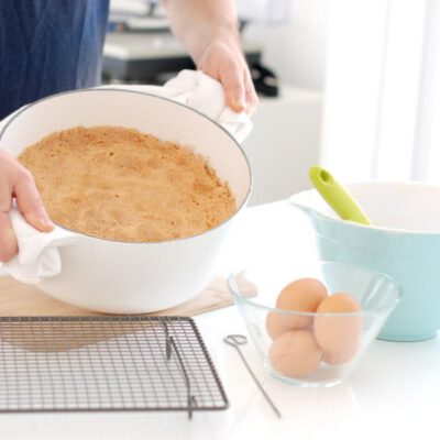 Bizcocho genovés sin gluten en cocotte