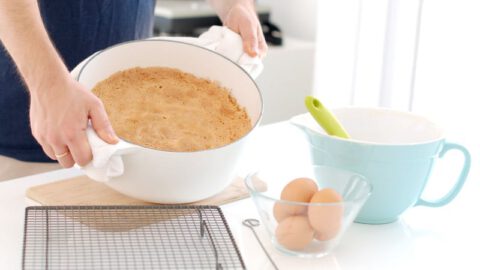 Bizcocho genovés sin gluten en cocotte