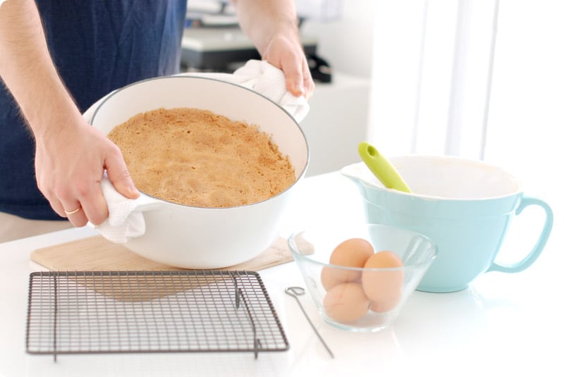 Bizcocho genovés sin gluten en cocotte