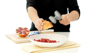 Da golpes enérgicos a tu granada para que los granos caigan sobre el plato
