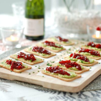 Tostas de aguacate y pimientos caramelizados