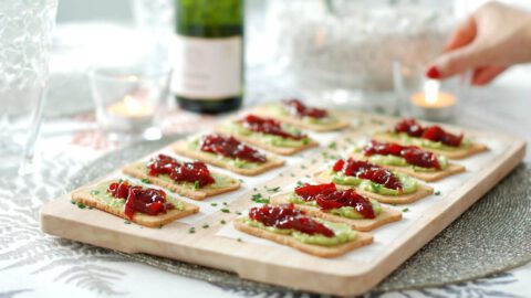 Tostas de aguacate y pimientos caramelizados