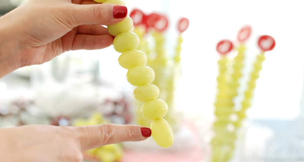 Así queda la parte final de las brochetas para las uvas de la suerte Así queda la parte final de las brochetas para las uvas de la suerte