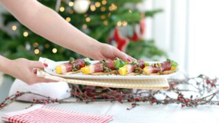 Rollitos de jamón con mango y vinagreta de pipas