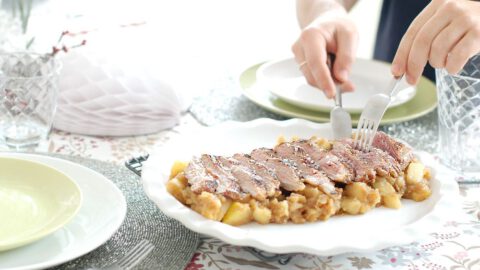 Pluma ibérica con compota de manzanas y castañas