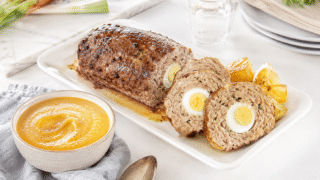 Rollo de carne y crema de zanahorias