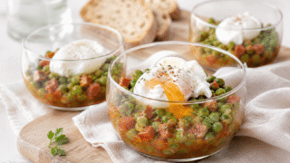Guisantes con huevos escalfados