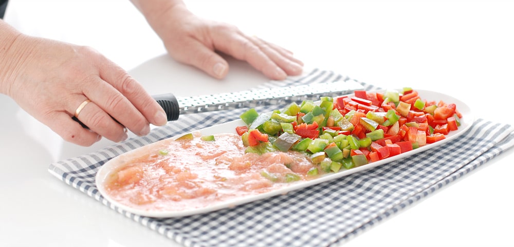 Pimientos cortados en taquitos y tomate rallado Pimientos cortados en taquitos y tomate rallado