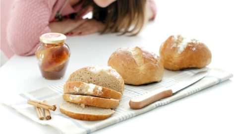 Panecillos de miel, canela y pasas