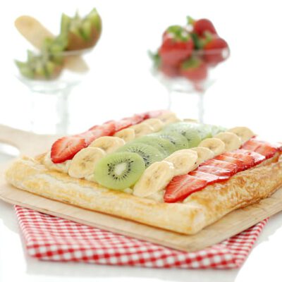 Tarta de frutas con kiwi, plátano y fresas