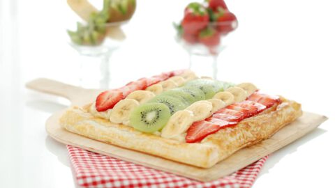 Tarta de frutas con kiwi, plátano y fresas