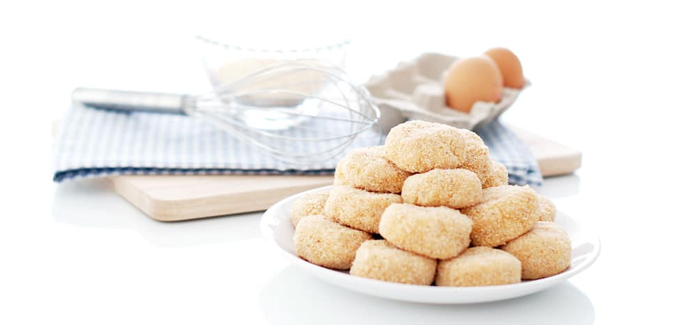 Nuggets antes de freir, con la forma dada y rebozados Nuggets antes de freir, con la forma dada y rebozados