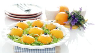 Melocotones rellenos de atún y palitos de cangrejo con mahonesa, para el verano.