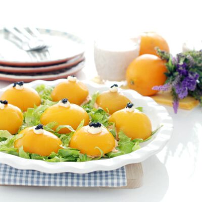 Melocotones rellenos de atún y palitos de cangrejo con mahonesa, para el verano.