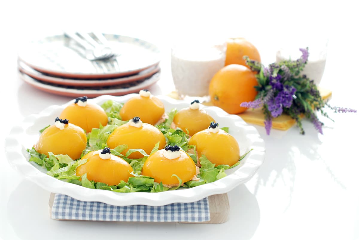 Melocotones rellenos de atún y palitos de cangrejo con mahonesa, para el verano.