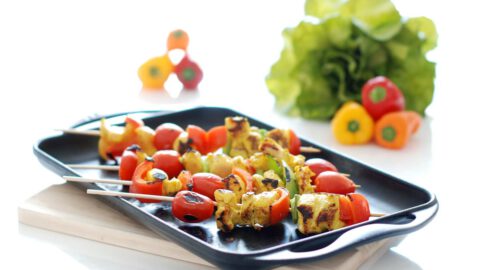 Brochetas de pollo con verduras
