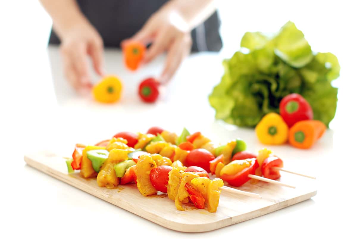 Brochetas de pollo con verduras , antes de cocinar Brochetas de pollo con verduras , antes de cocinar