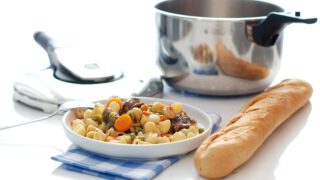 Guiso de ternera con pasta, en olla rápida