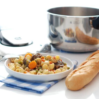Guiso de ternera con pasta, en olla rápida