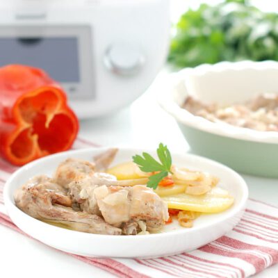 Conejo guisado al ajillo, con patatas confitadas
