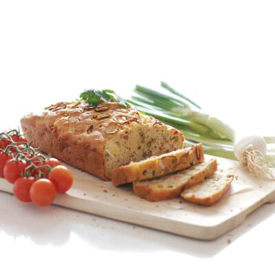 Pastel salado de jamón, queso y guisantes
