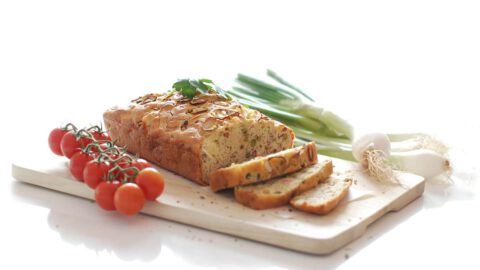 Pastel salado de jamón, queso y guisantes