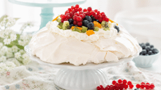 Pavlova con nata y frutas
