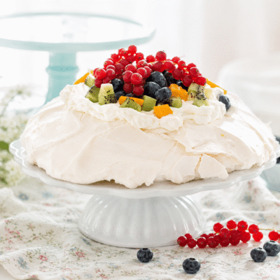 Pavlova con nata y frutas
