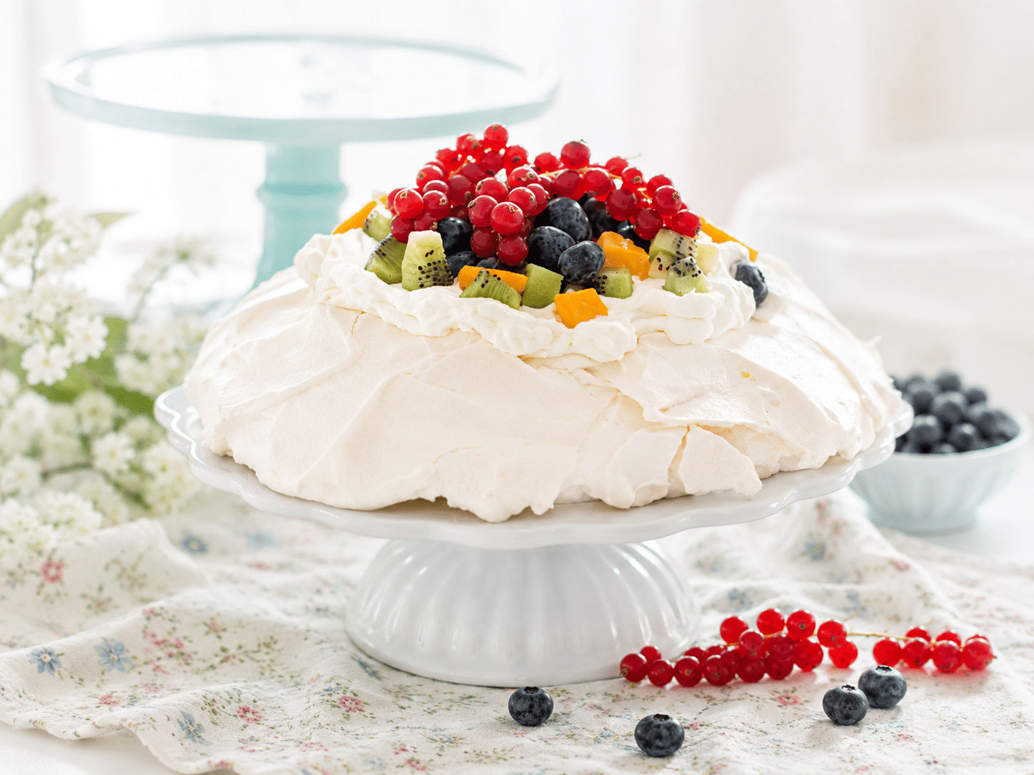 Pavlova con nata y frutas