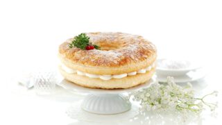 Roscón de Reyes de hojaldre, relleno de nata