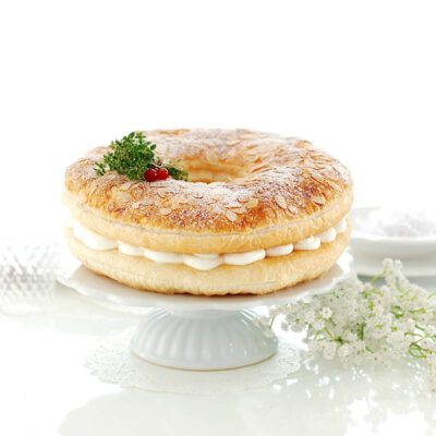Roscón de Reyes de hojaldre, relleno de nata