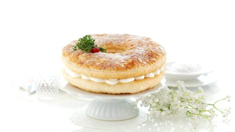 Roscón de Reyes de hojaldre, relleno de nata