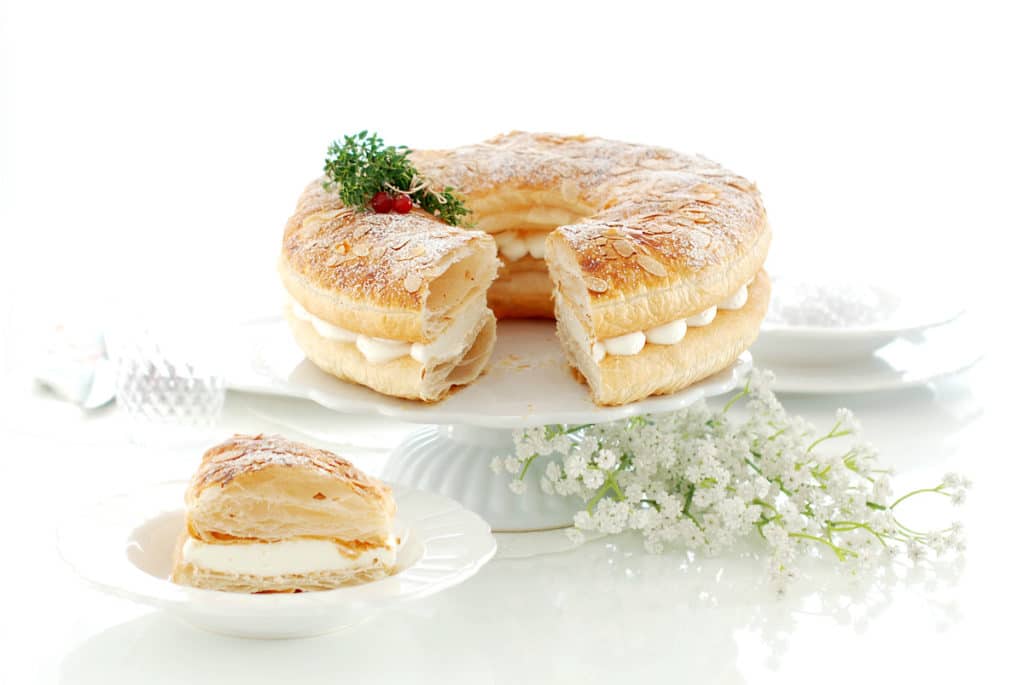 Roscón de Reyes de hojaldre, relleno de nata Roscón de Reyes de hojaldre, relleno de nata