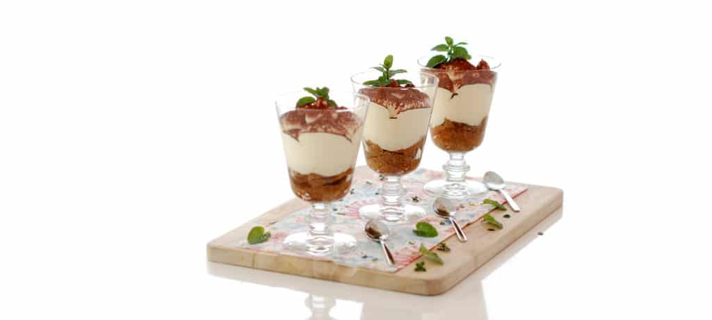 Tiramisú en copa... queda delicioso y súper bonito Tiramisú en copa... queda delicioso y súper bonito