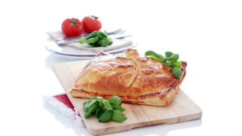 Salmón en croutte de hojaldre, con tapenade, tomate y queso