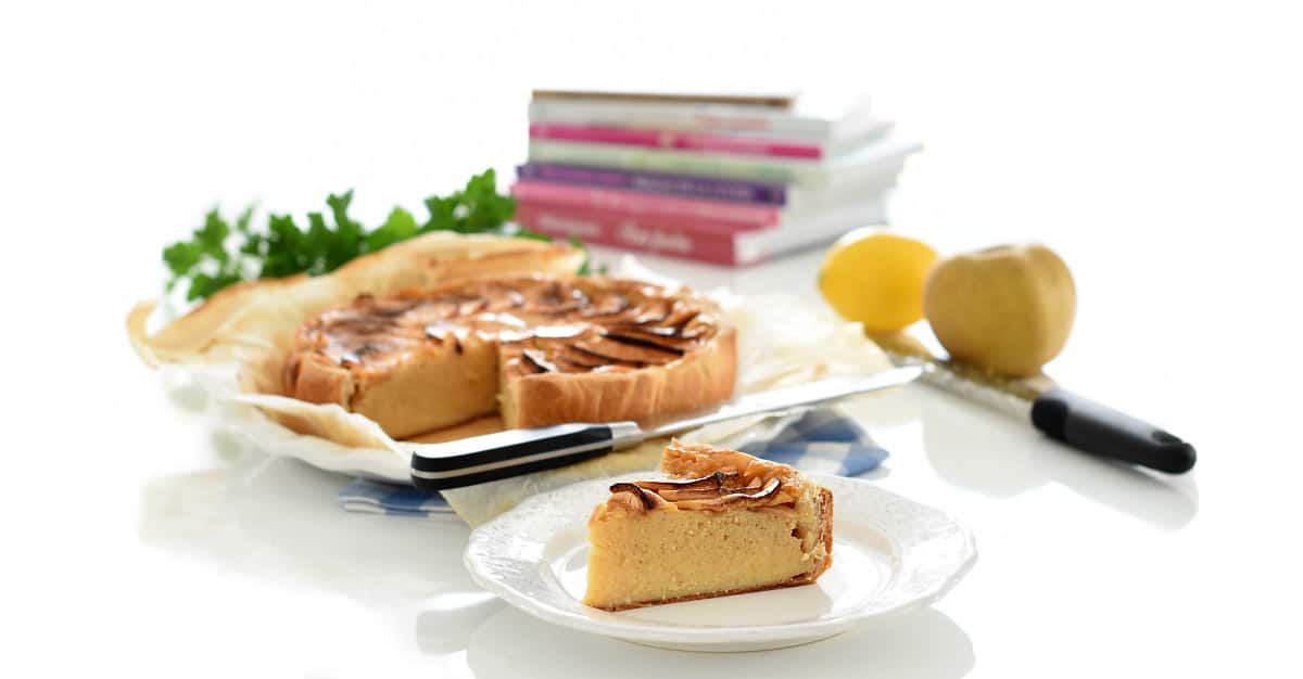 Tarta de manzana dentro de hojaldre con Thermomix®, el corte. Tarta de manzana dentro de hojaldre con Thermomix®, el corte.