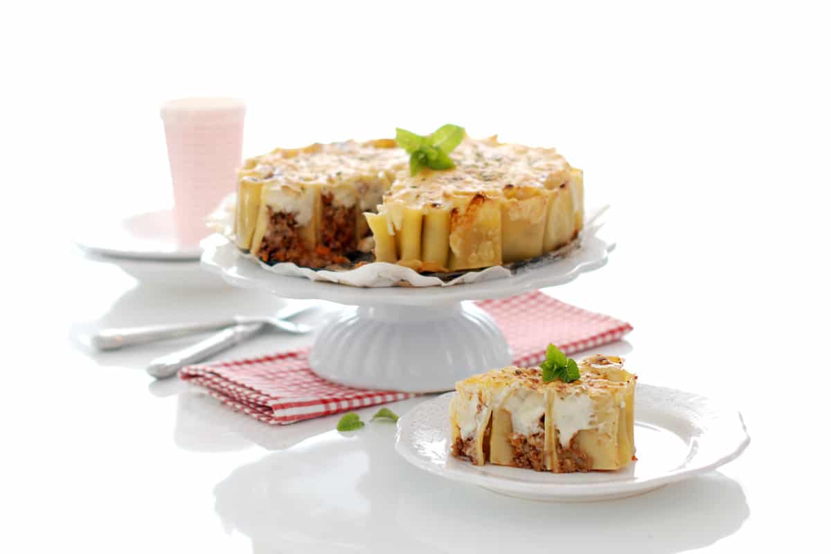 Tarta de macarrones, el corte. Tarta de macarrones, el corte.