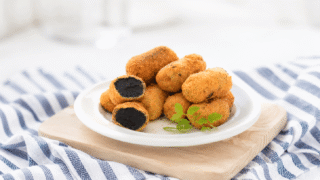 Croquetas de chipirones con tinta de calamar
