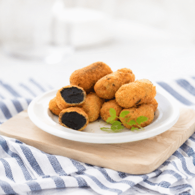 Croquetas de chipirones con tinta de calamar