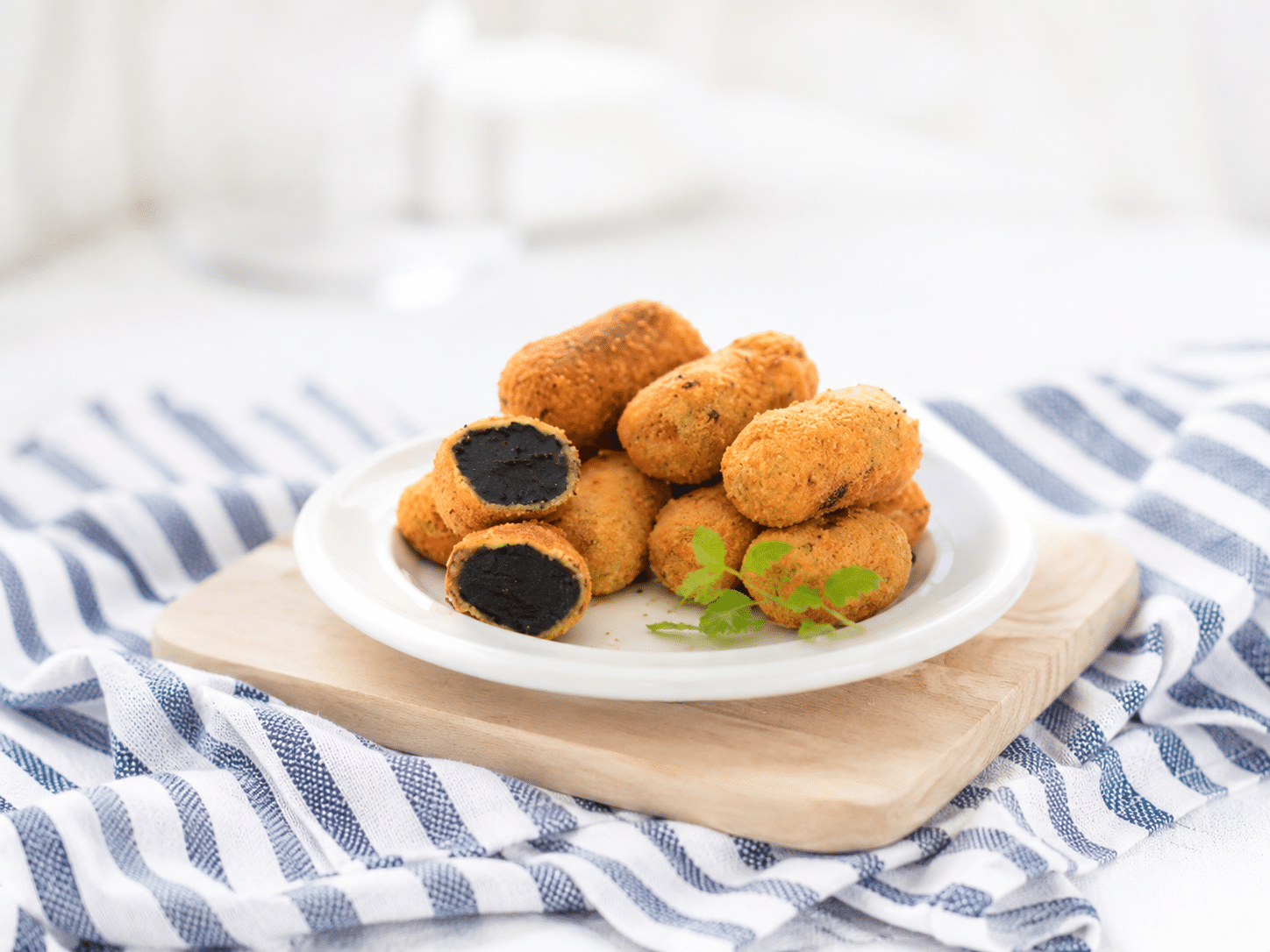 Croquetas de chipirones con tinta de calamar