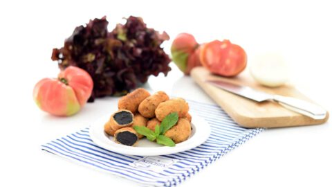 Croquetas de chipirones con tinta de calamar en Thermomix®
