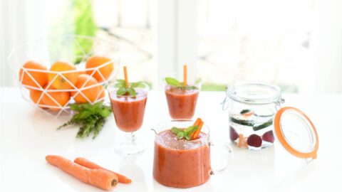 Zumo detox, protector. Con zanahoria, mango y picotas del Jerte