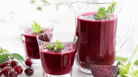 Zumo detox de picotas y remolacha