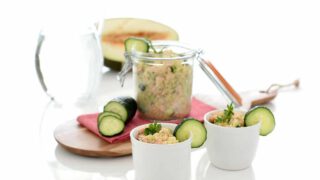 Ensalada de quinoa, salmón y pepino